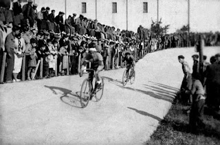 Velòdrom de Gavà als anys trenta. AMG. Col·lecció Domingo Castillo.