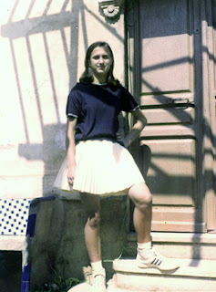 Montserrat Arqué amb l’uniforme de l’equip de la Sección Femenina. Cessió i col·lecció: Montserrat Arqué. AMG.