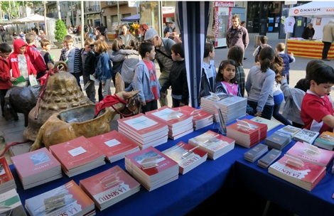 Les escoles passegen per la Rambla, el dia de Sant Jordi